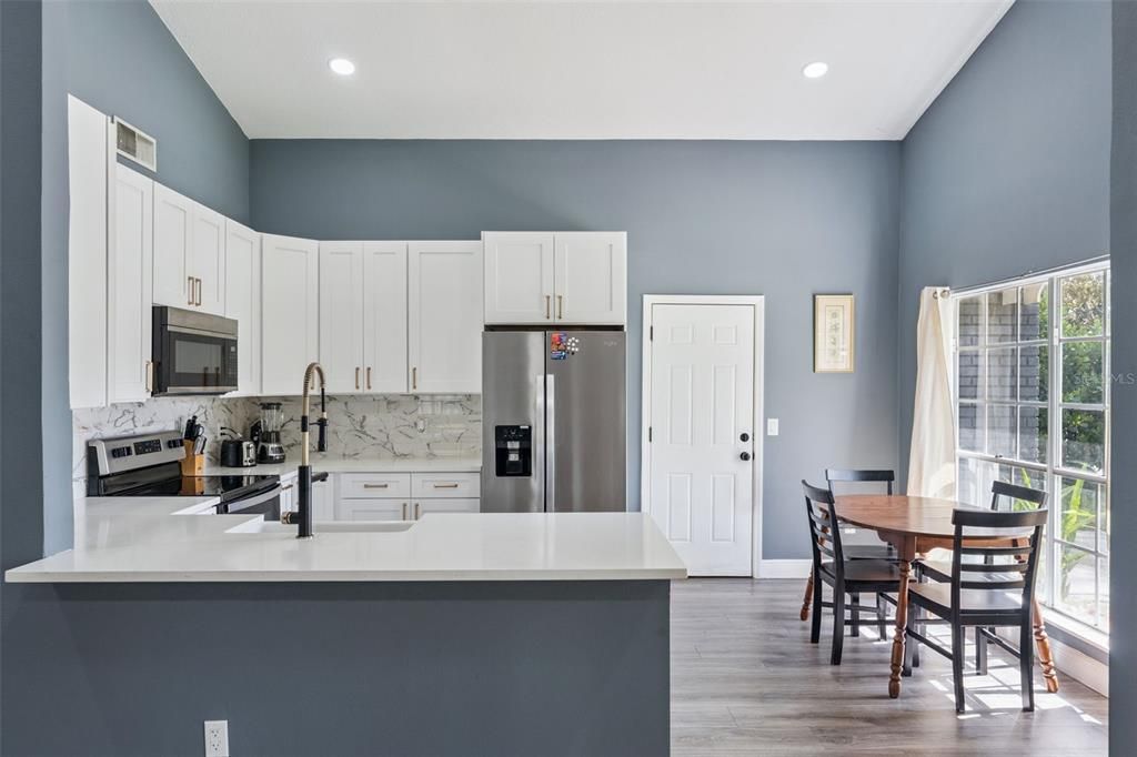 合同活跃: $322,000 (3 贝兹, 2 浴室, 1092 平方英尺)