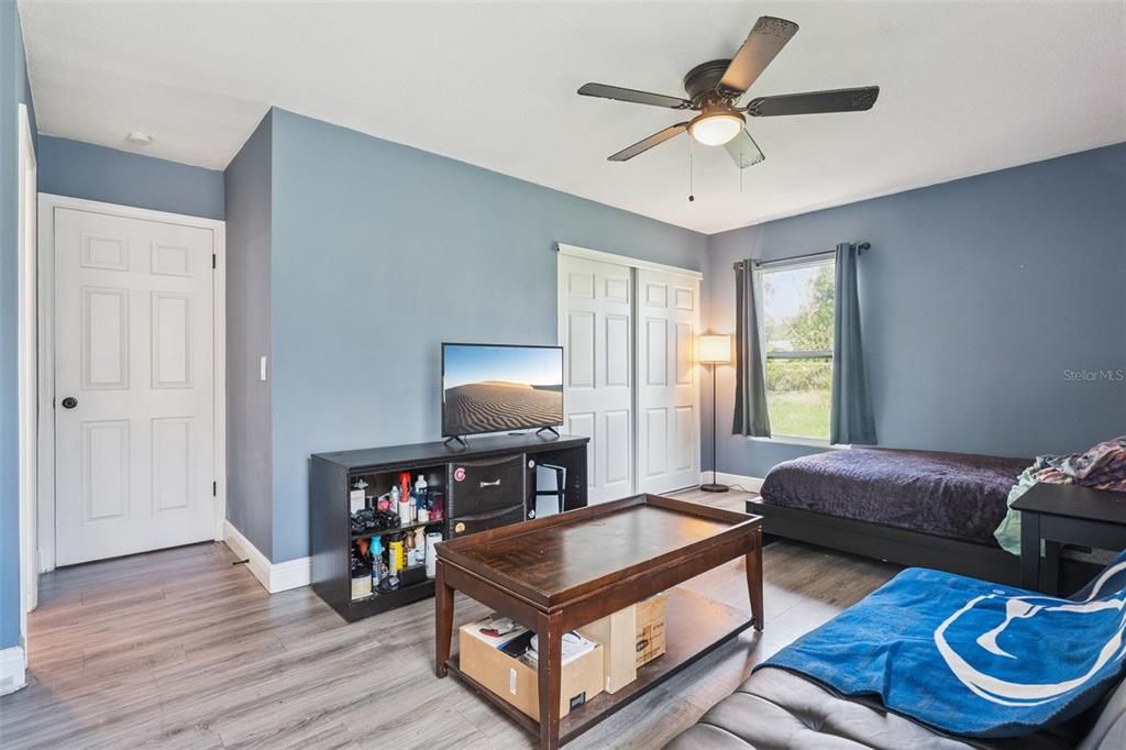 合同活跃: $322,000 (3 贝兹, 2 浴室, 1092 平方英尺)