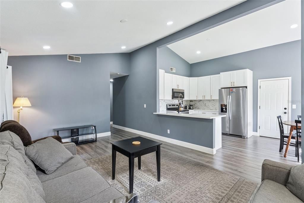 合同活跃: $322,000 (3 贝兹, 2 浴室, 1092 平方英尺)