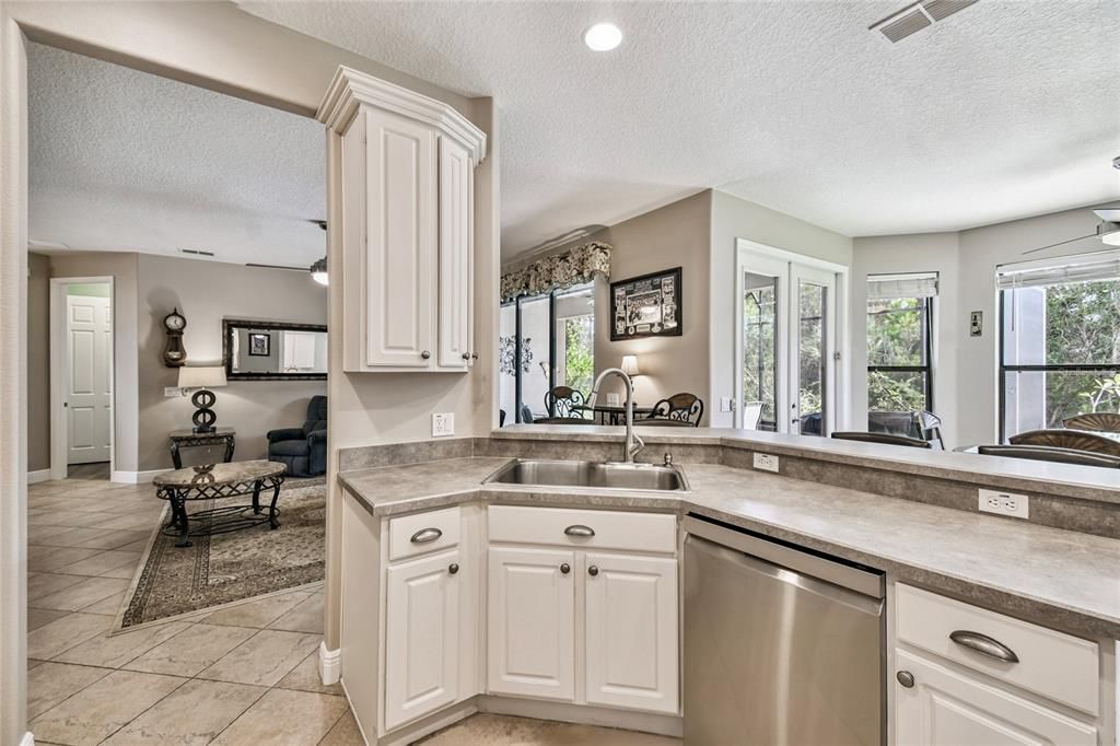 Active With Contract: $319,000 (2 beds, 2 baths, 1581 Square Feet)