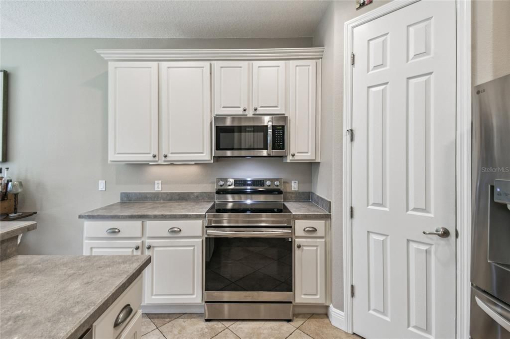 Active With Contract: $319,000 (2 beds, 2 baths, 1581 Square Feet)