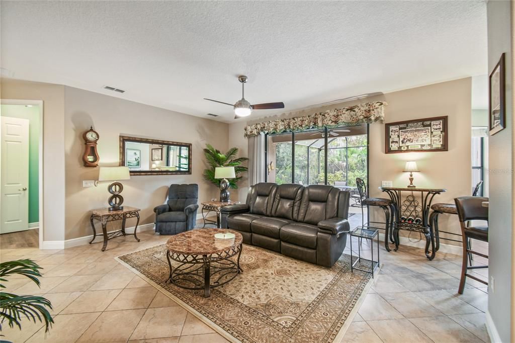 Active With Contract: $319,000 (2 beds, 2 baths, 1581 Square Feet)