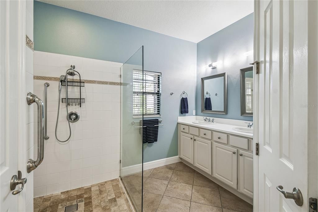 Active With Contract: $319,000 (2 beds, 2 baths, 1581 Square Feet)