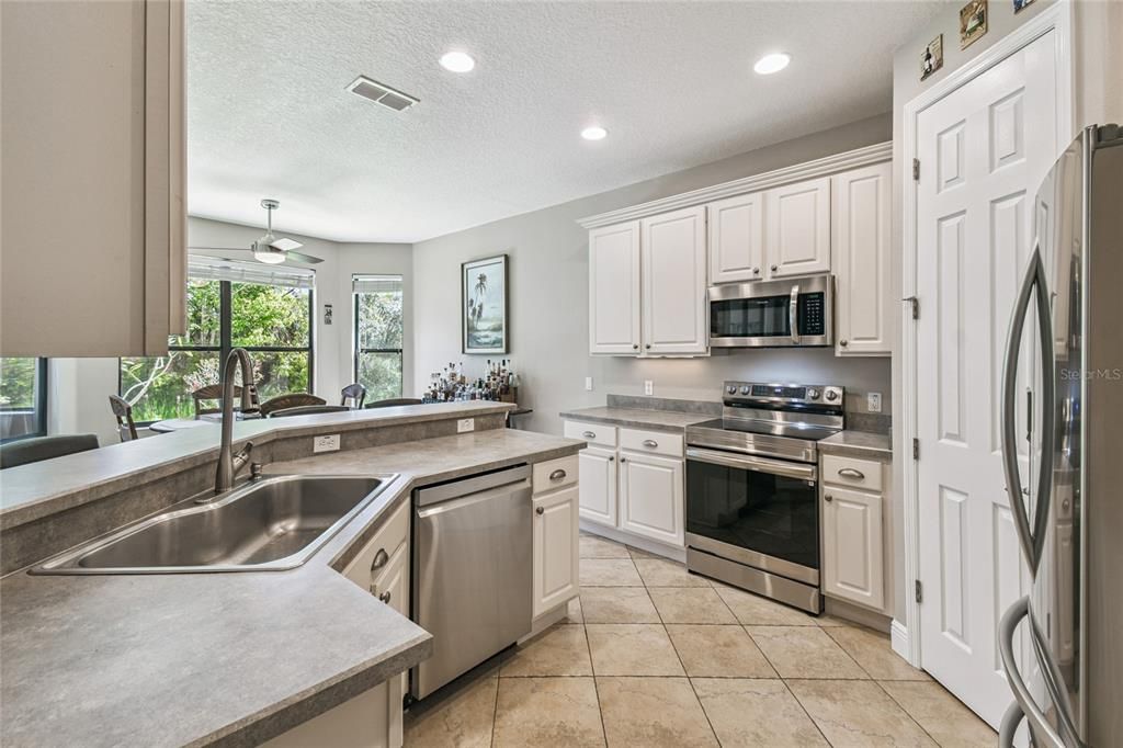 Active With Contract: $319,000 (2 beds, 2 baths, 1581 Square Feet)