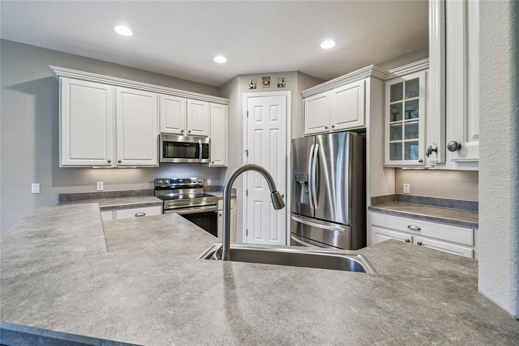 Active With Contract: $319,000 (2 beds, 2 baths, 1581 Square Feet)