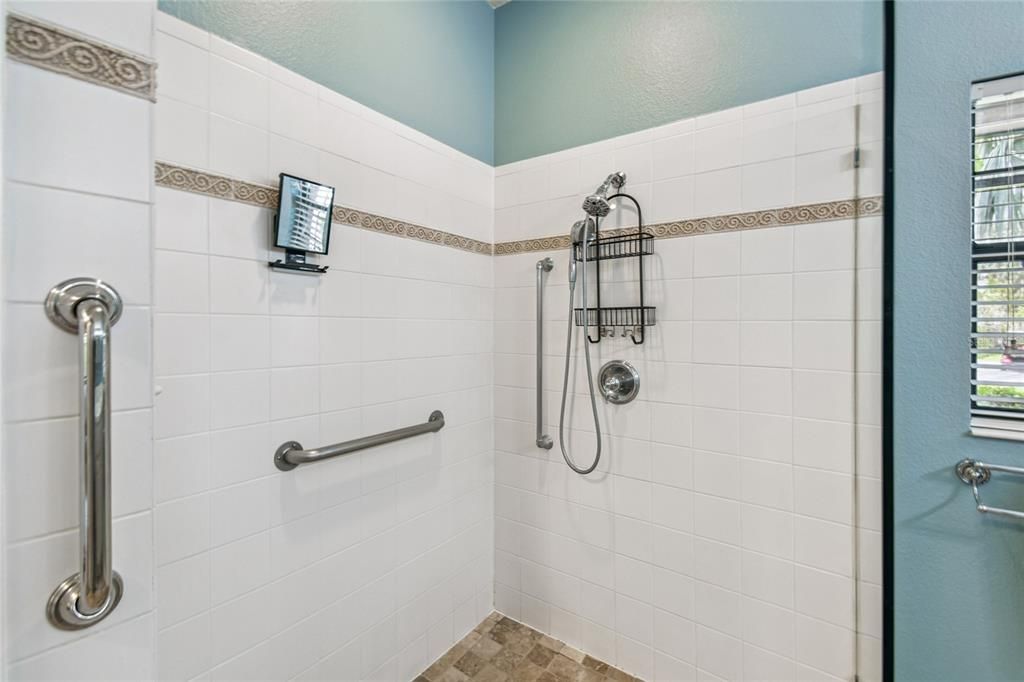 Active With Contract: $319,000 (2 beds, 2 baths, 1581 Square Feet)