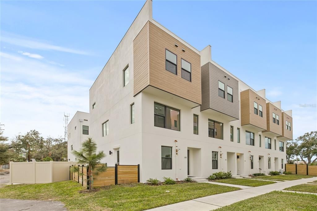 Active With Contract: $674,900 (2 beds, 2 baths, 1708 Square Feet)