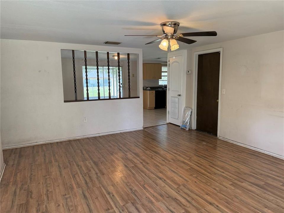 For Sale: $224,900 (2 beds, 1 baths, 924 Square Feet)