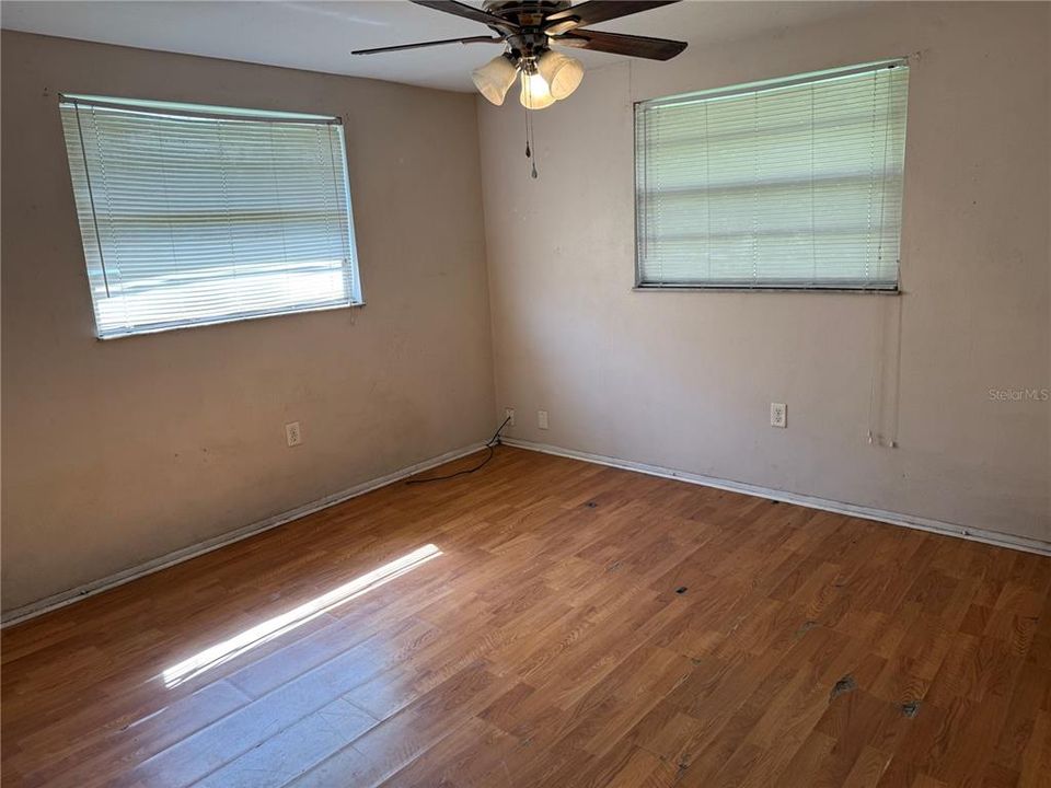 For Sale: $224,900 (2 beds, 1 baths, 924 Square Feet)