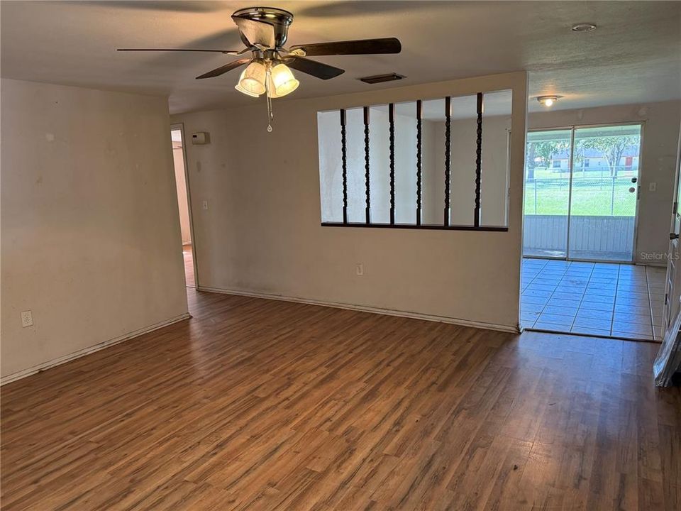 For Sale: $224,900 (2 beds, 1 baths, 924 Square Feet)