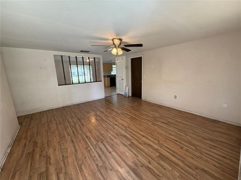 For Sale: $224,900 (2 beds, 1 baths, 924 Square Feet)