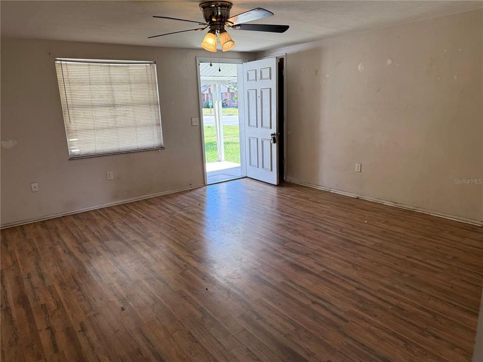 For Sale: $224,900 (2 beds, 1 baths, 924 Square Feet)