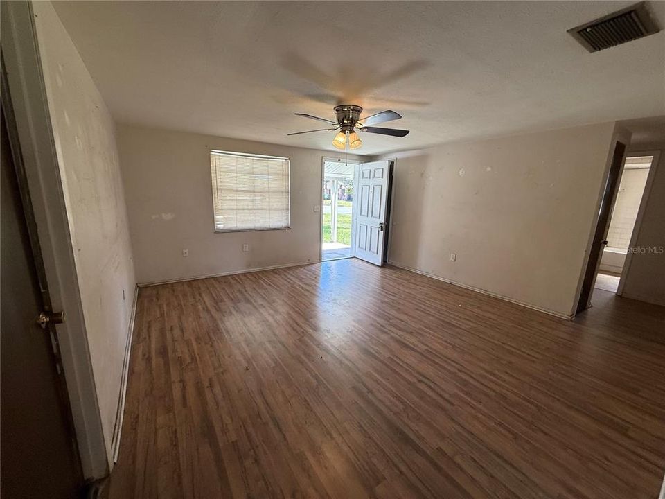 For Sale: $224,900 (2 beds, 1 baths, 924 Square Feet)