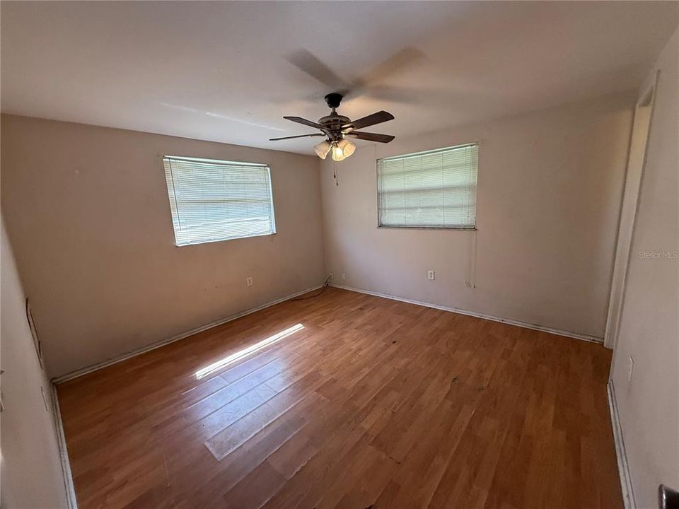 For Sale: $224,900 (2 beds, 1 baths, 924 Square Feet)