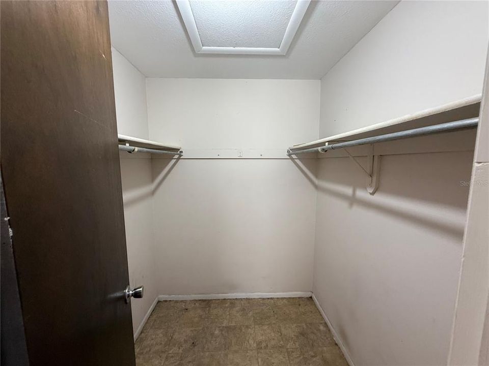 For Sale: $224,900 (2 beds, 1 baths, 924 Square Feet)