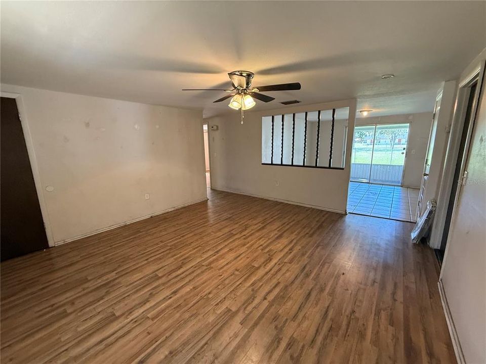 For Sale: $224,900 (2 beds, 1 baths, 924 Square Feet)