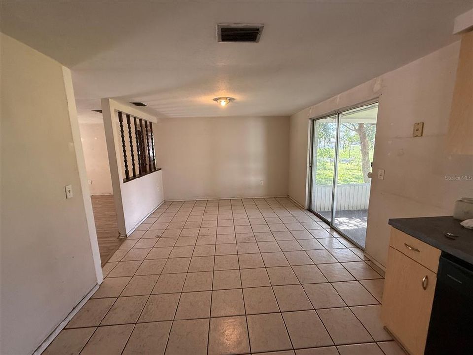 For Sale: $224,900 (2 beds, 1 baths, 924 Square Feet)