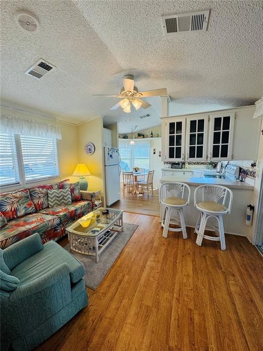 待售: $152,000 (2 贝兹, 1 浴室, 490 平方英尺)