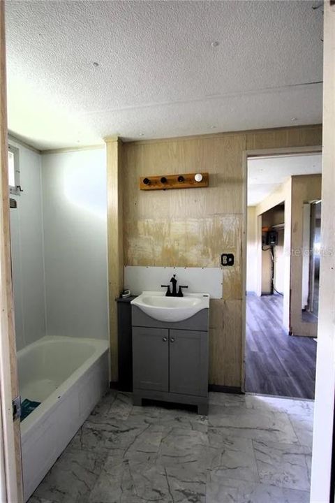 待售: $65,000 (2 贝兹, 1 浴室, 744 平方英尺)