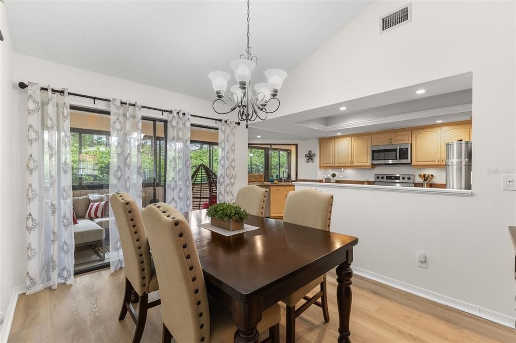 合同活跃: $282,500 (2 贝兹, 2 浴室, 1500 平方英尺)