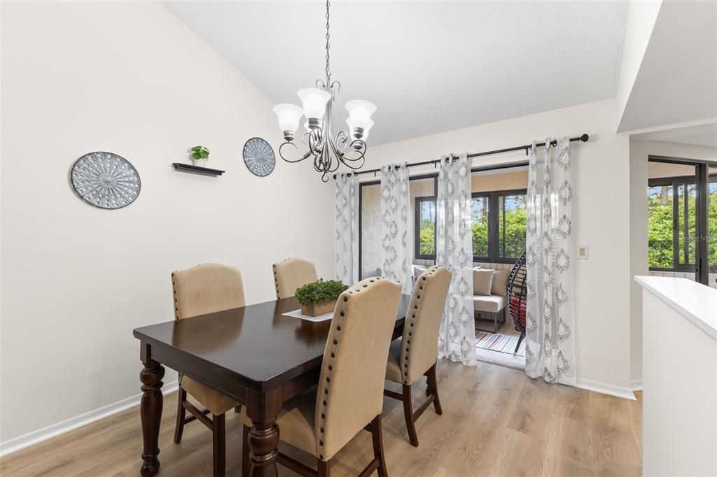 合同活跃: $282,500 (2 贝兹, 2 浴室, 1500 平方英尺)