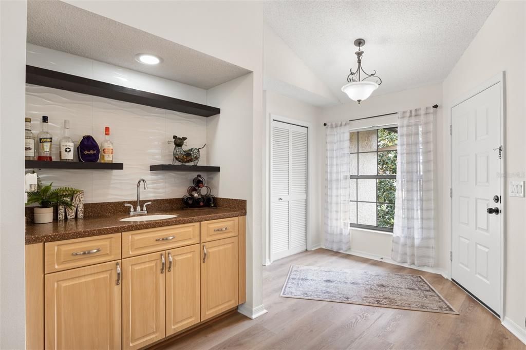 合同活跃: $282,500 (2 贝兹, 2 浴室, 1500 平方英尺)