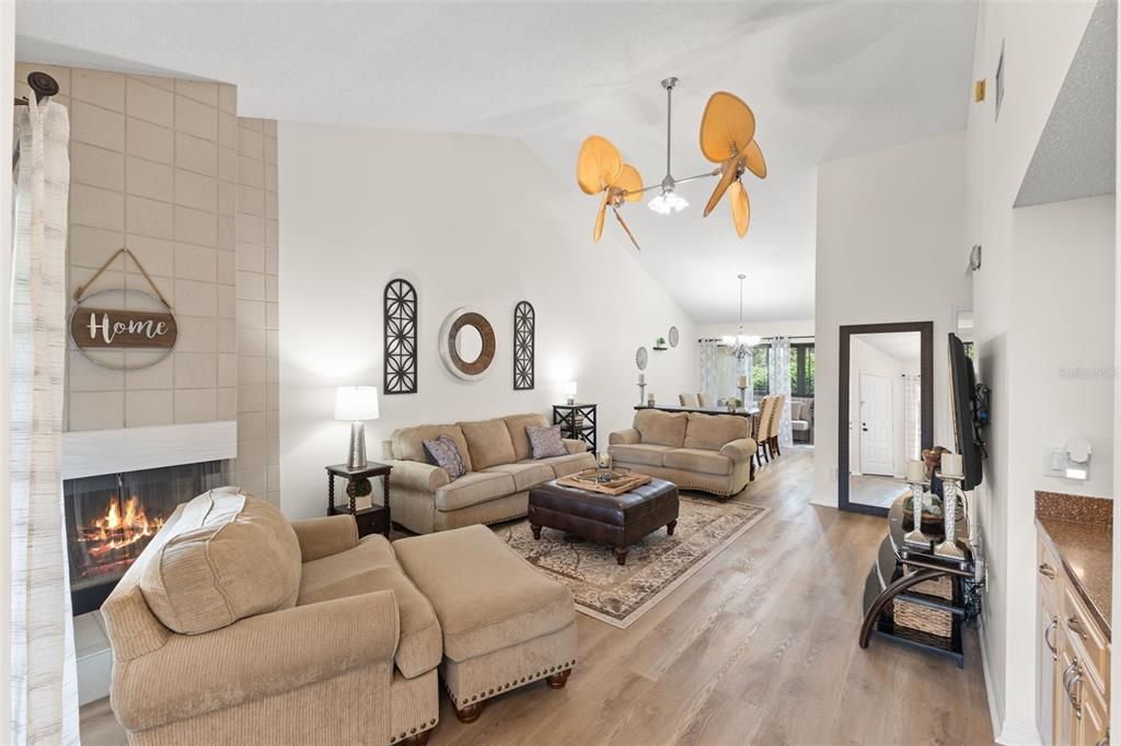 合同活跃: $282,500 (2 贝兹, 2 浴室, 1500 平方英尺)