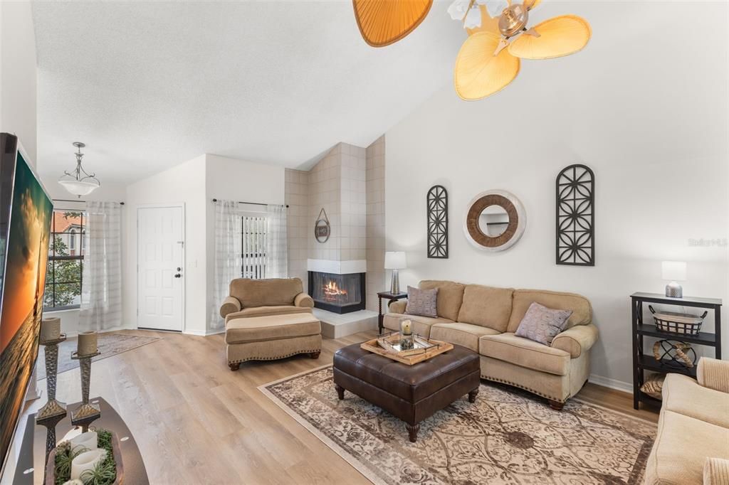 合同活跃: $282,500 (2 贝兹, 2 浴室, 1500 平方英尺)