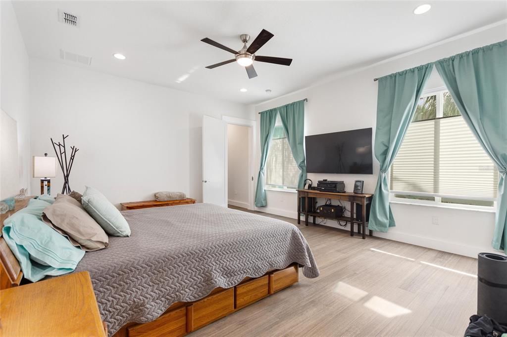 For Sale: $1,300,000 (2 beds, 3 baths, 3936 Square Feet)