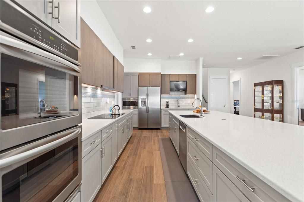 For Sale: $1,300,000 (2 beds, 3 baths, 3936 Square Feet)