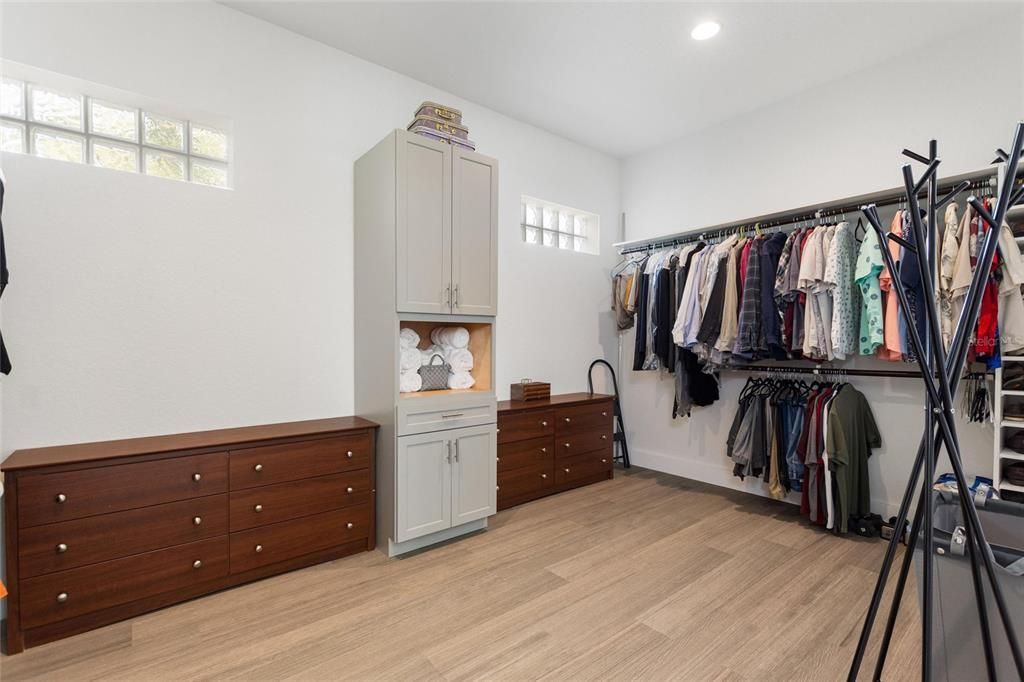 For Sale: $1,300,000 (2 beds, 3 baths, 3936 Square Feet)