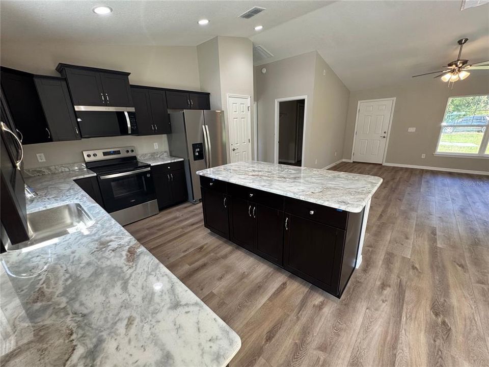 待售: $242,000 (3 贝兹, 2 浴室, 1399 平方英尺)