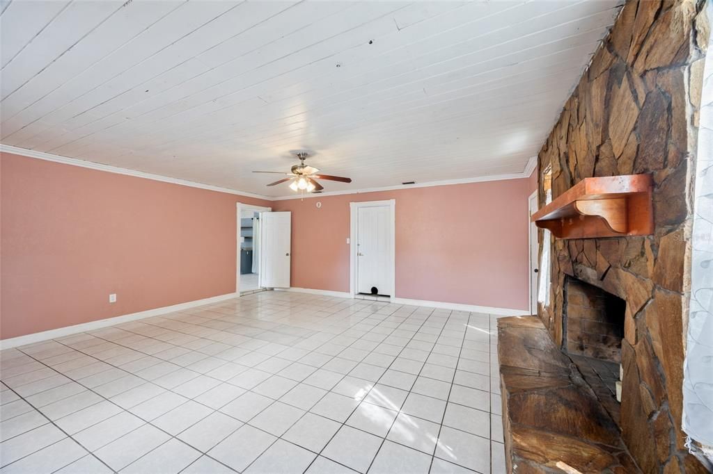 For Sale: $370,000 (3 beds, 2 baths, 1750 Square Feet)