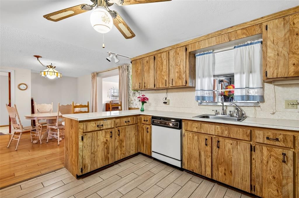 En Venta: $420,000 (4 camas, 2 baños, 2460 Pies cuadrados)