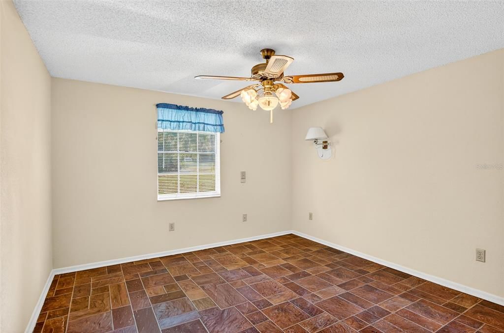 En Venta: $420,000 (4 camas, 2 baños, 2460 Pies cuadrados)