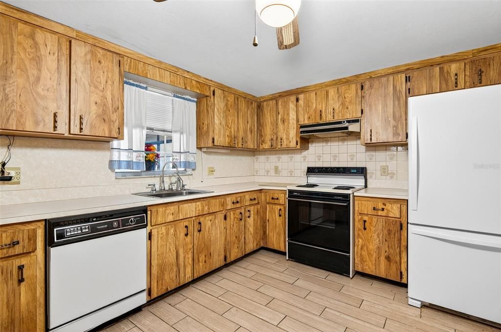 En Venta: $420,000 (4 camas, 2 baños, 2460 Pies cuadrados)