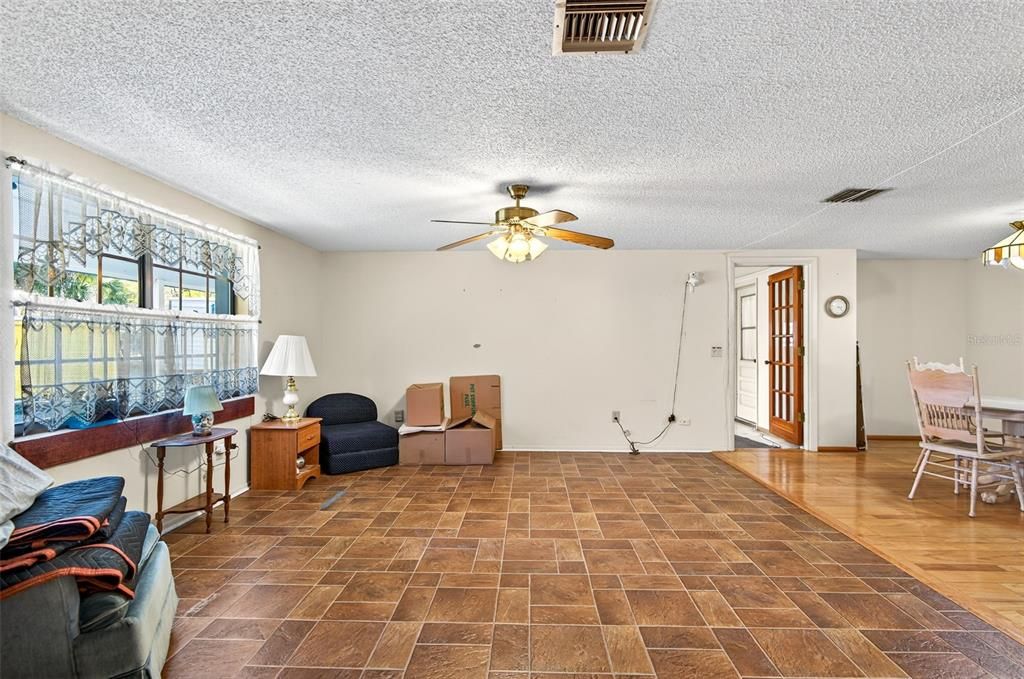 En Venta: $420,000 (4 camas, 2 baños, 2460 Pies cuadrados)