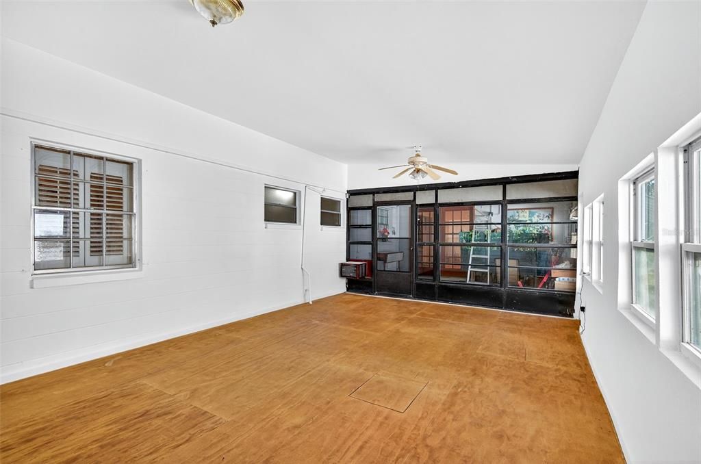 En Venta: $420,000 (4 camas, 2 baños, 2460 Pies cuadrados)