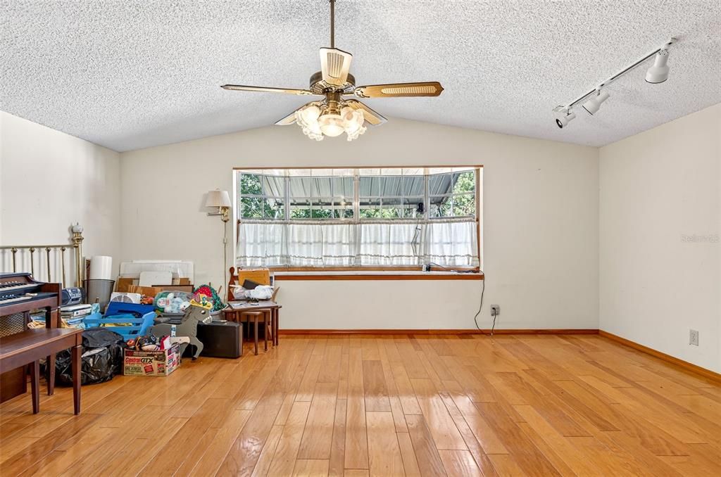 En Venta: $420,000 (4 camas, 2 baños, 2460 Pies cuadrados)