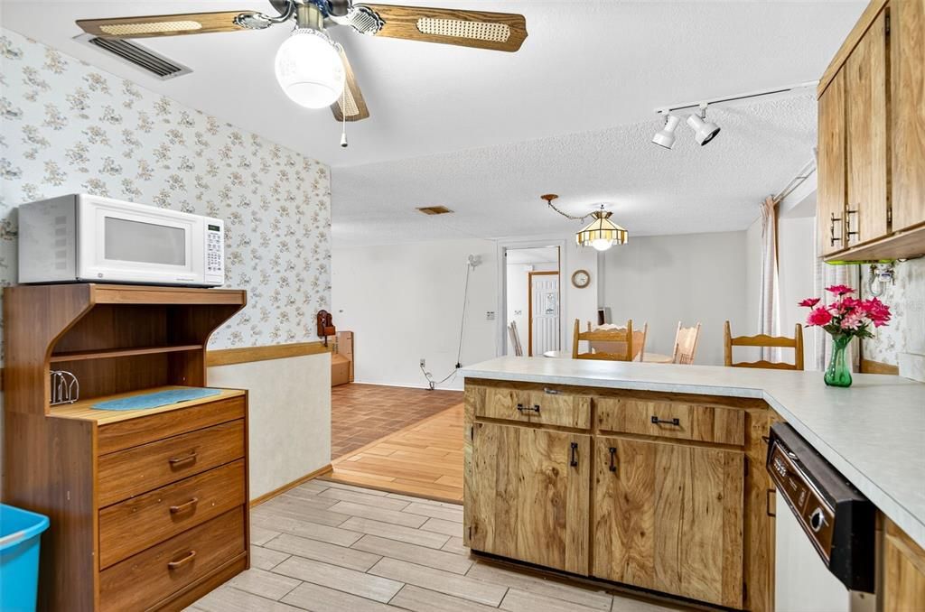 En Venta: $420,000 (4 camas, 2 baños, 2460 Pies cuadrados)