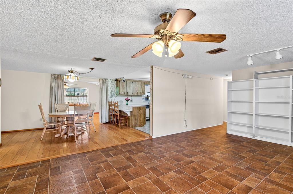 En Venta: $420,000 (4 camas, 2 baños, 2460 Pies cuadrados)