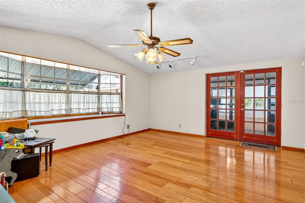 En Venta: $420,000 (4 camas, 2 baños, 2460 Pies cuadrados)