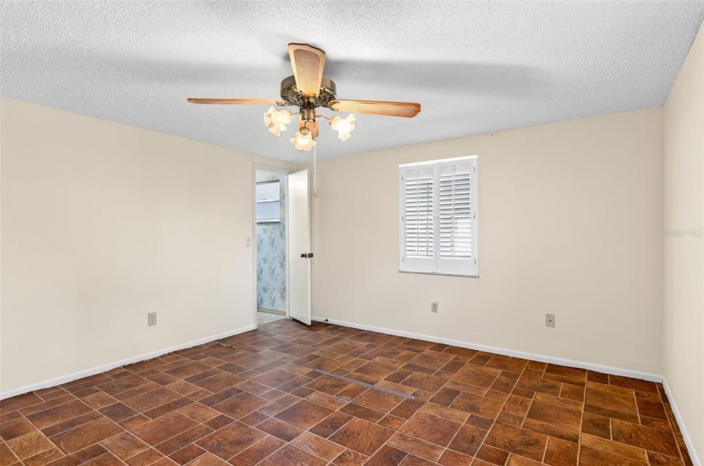 En Venta: $420,000 (4 camas, 2 baños, 2460 Pies cuadrados)