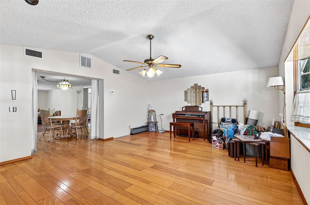 En Venta: $420,000 (4 camas, 2 baños, 2460 Pies cuadrados)