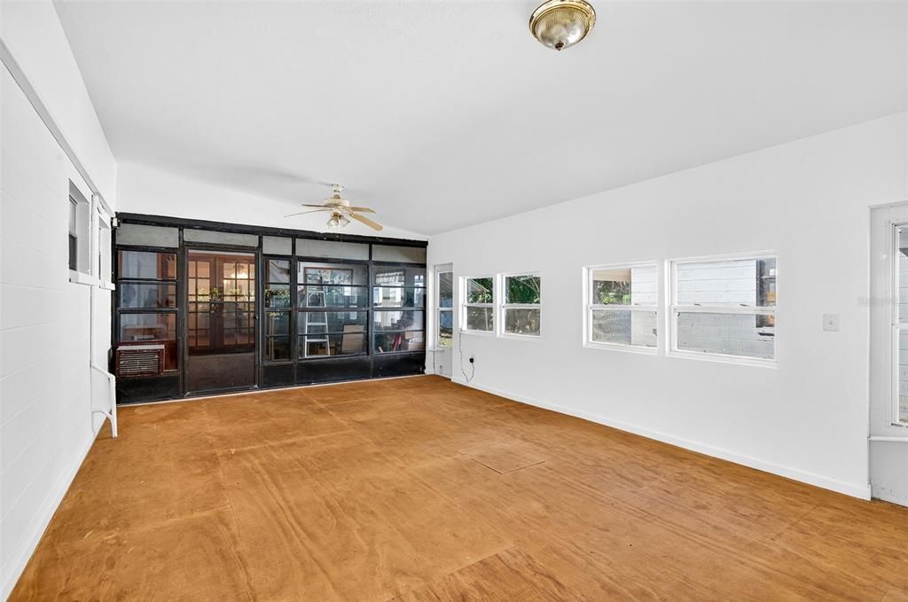 En Venta: $420,000 (4 camas, 2 baños, 2460 Pies cuadrados)