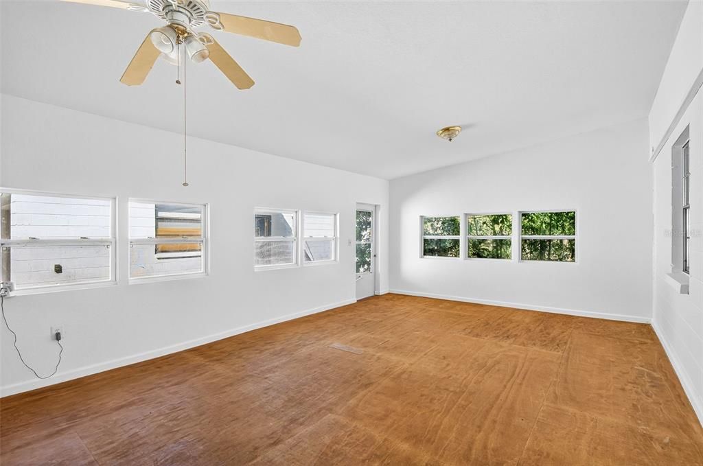 En Venta: $420,000 (4 camas, 2 baños, 2460 Pies cuadrados)