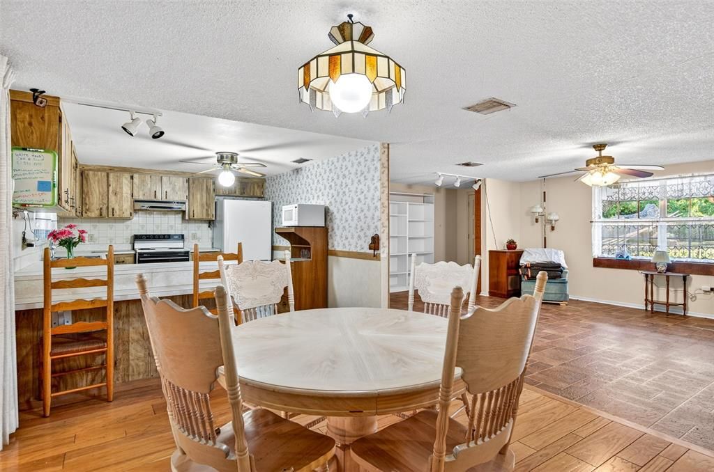 En Venta: $420,000 (4 camas, 2 baños, 2460 Pies cuadrados)