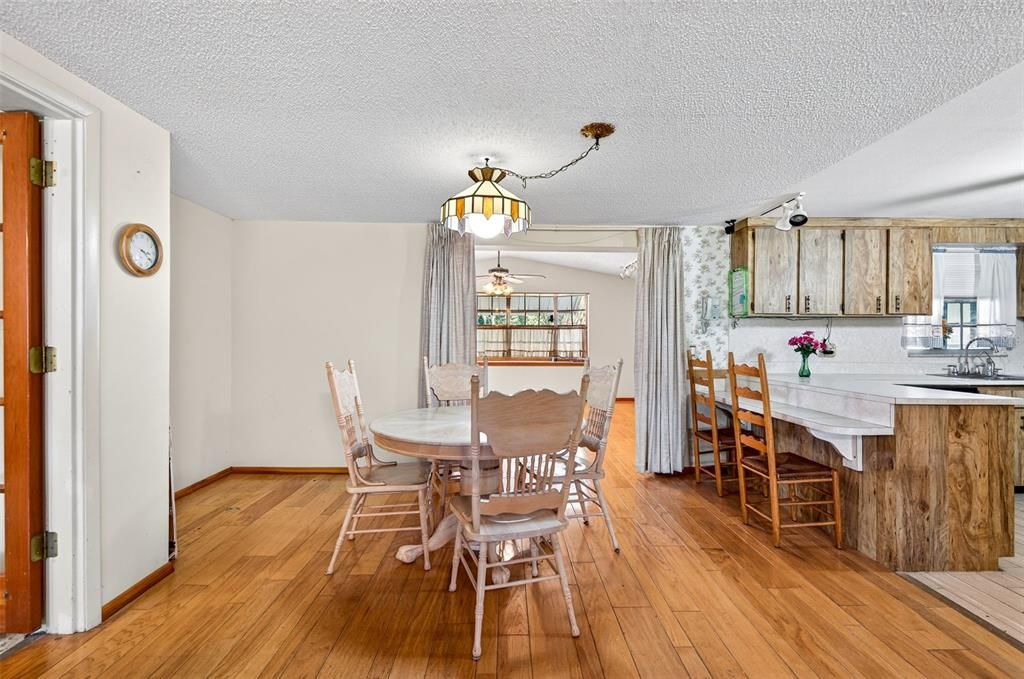 En Venta: $420,000 (4 camas, 2 baños, 2460 Pies cuadrados)