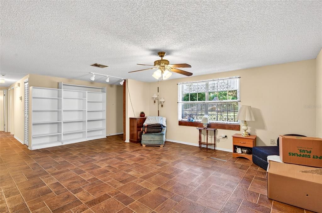 En Venta: $420,000 (4 camas, 2 baños, 2460 Pies cuadrados)