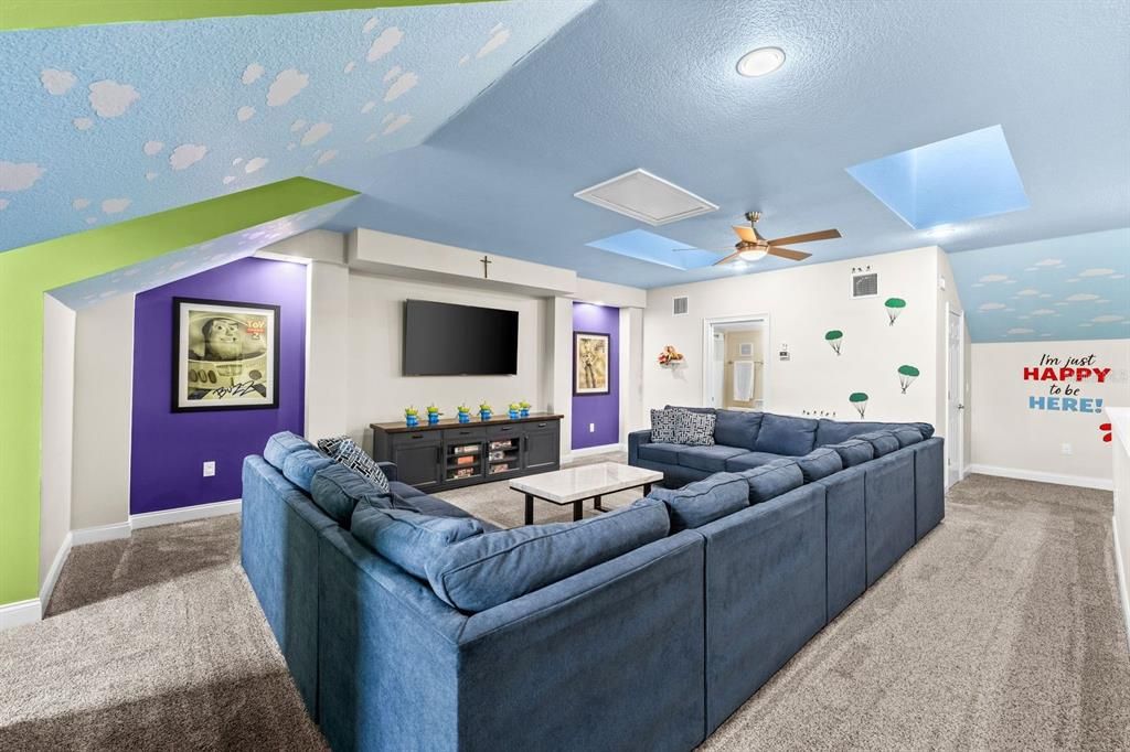 Под контрактом: $875,000 (4 спален, 3 ванн, 2801 Квадратных фут)